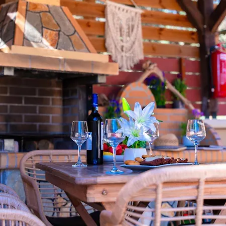 Artemis Prasoudi Nyaraló